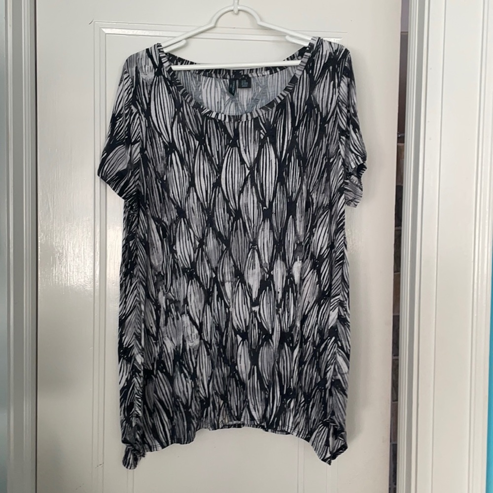 Cute black and white shirt sleeved shirt